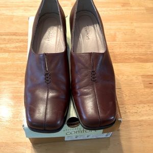 Strictly Comfort brown shoes size 9 1:2